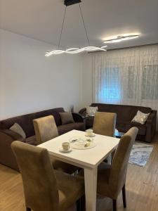 una sala de estar con una mesa y un sofá en Popovic, en Ub