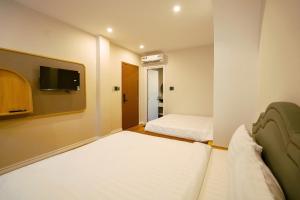 Postel nebo postele na pokoji v ubytování Ngọc Minh Châu Hotel