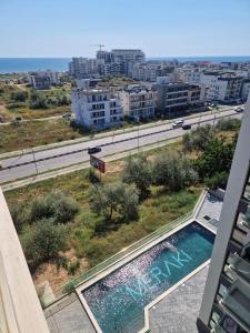 einen Blick vom Balkon eines Gebäudes mit Pool in der Unterkunft Family Apartament Mamaia in Mamaia Nord – Năvodari