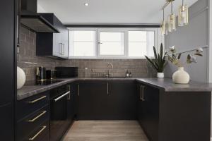 Кухня или мини-кухня в Hayy Luxury Homes Near Bradford City Centre
