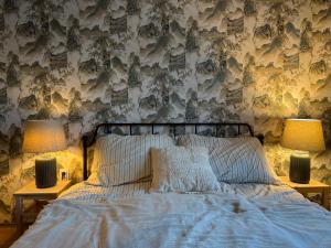 a bedroom with a bed and two lamps on tables at Gomén in Eger