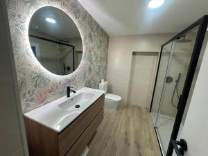 une salle de bain avec un lavabo et un miroir dans l'établissement Casa Rural Los Alcornocales - Terraza Chillout, Naturaleza y Comidas al Aire Libre, à Alcalá de los Gazules 43 autres photos