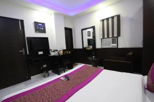 Postel nebo postele na pokoji v ubytování Hotel Hill Palace -Near Karol Bagh Metro Station