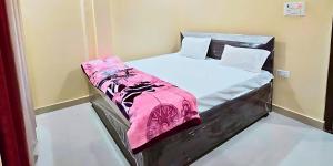 Postel nebo postele na pokoji v ubytování Hotel Siddhi Palace, Ayodhya Near Ram Mandir