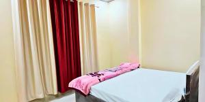 Postel nebo postele na pokoji v ubytování Hotel Siddhi Palace, Ayodhya Near Ram Mandir