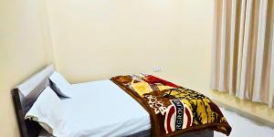Postel nebo postele na pokoji v ubytování Hotel Siddhi Palace, Ayodhya Near Ram Mandir