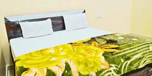 Postel nebo postele na pokoji v ubytování Hotel Siddhi Palace, Ayodhya Near Ram Mandir