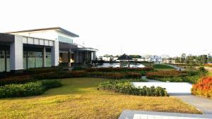 un bâtiment avec un jardin en face dans l'établissement Wind Residence 4, à Tagaytay