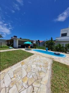 Bazén v ubytování Casa com piscina em Arroio do Sal nebo v jeho okolí