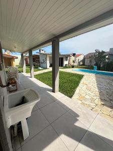 Bazén v ubytování Casa com piscina em Arroio do Sal nebo v jeho okolí