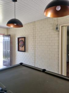 Biliár nebo kulečník v ubytování Casa com piscina em Arroio do Sal