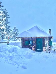 een blokhut met sneeuw erop bij Vila Mali Tornik in Zlatibor