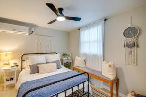 プンタ・ゴーダにあるDock and Lanai Waterfront Punta Gorda Cottageのベッドルーム1室(ベッド1台、壁掛け時計付)