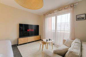 TV a/nebo společenská místnost v ubytování Cocon-Université-Clim