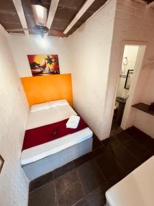 a small room with a bench in a wall at Pousada Canto de Geribá in Búzios