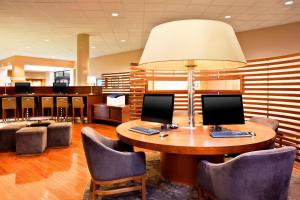 Μια τηλεόραση ή/και κέντρο ψυχαγωγίας στο Sheraton Parsippany Hotel