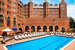 Πισίνα στο ή κοντά στο Sheraton Parsippany Hotel
