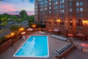 Bazén v ubytování Sheraton Parsippany Hotel nebo v jeho okolí