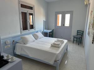 Ένα ή περισσότερα κρεβάτια σε δωμάτιο στο Hotel Fiona Symi