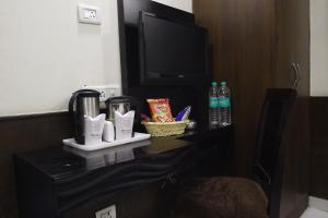 Příslušenství pro přípravu čaje a kávy v ubytování Hotel Hill Palace -Near Karol Bagh Metro Station