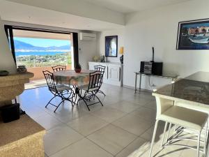 Televízia a/alebo spoločenská miestnosť v ubytovaní Les Terrasses du Pano - 95 m2 au calme - Jardin - Barbecue - Transats - Pleine vue mer - Wifi Fibre