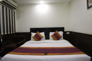 Postel nebo postele na pokoji v ubytování Hotel Hill Palace -Near Karol Bagh Metro Station