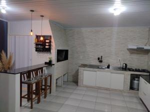 une cuisine avec un évier et un plan de travail dans l'établissement Apto Térreo em Tramandaí, à Tramandaí