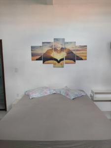 - une chambre avec quatre peintures murales dans l'établissement Apto Térreo em Tramandaí, à Tramandaí