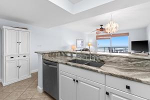 O bucătărie sau chicinetă la Pelican Isle 205 +22 fotografii