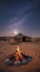 Un falò nel deserto sotto un cielo notturno di Waha a Ismant