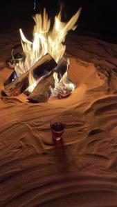 Un falò nel deserto con una tazza di fuoco di Waha a Ismant