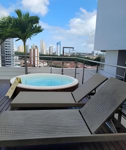 una vasca idromassaggio sul tetto di un edificio di Espetacular Apart Hotel Manaíra a João Pessoa