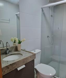 un bagno con wc, lavandino e doccia di Espetacular Apart Hotel Manaíra a João Pessoa