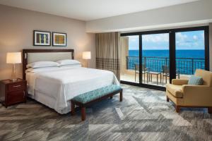 Postel nebo postele na pokoji v ubytování Sheraton Kauai Resort