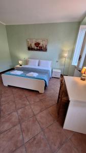 ein Schlafzimmer mit einem großen Bett in einem Zimmer in der Unterkunft Apartments Cabianchi in Orta San Giulio