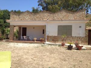 a small house with a patio and a table at Kalypso in Sciacca