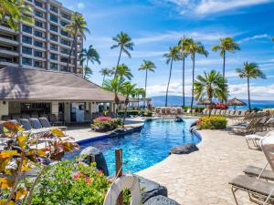 Bazén v ubytování Luxurious Oceanfront Retreat at Kaanapali Alii Experience Aloha in Every Moment nebo v jeho okolí
