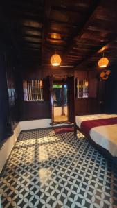 アレッピーにあるTripsea Ayur Kerala heritage Beach villaのチェックフロアの客室で、ベッド2台が備わります。
