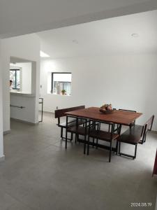 a dining room with a wooden table and chairs at Casa vacacional in Oaxtepec