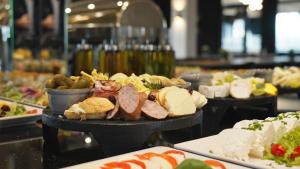 Białka TatrzanskaGóralski Resort Pool & SPA的盘子上各种食物的自助餐