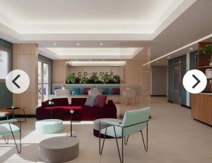 un salon avec un canapé rouge et des chaises dans l'établissement Studio Aconchegante para 2 pessoas, à São Paulo 14 autres photos