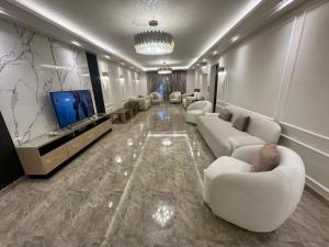 Una televisión o centro de entretenimiento en Crystal Platinum Palace