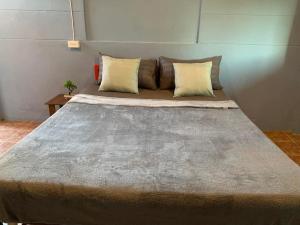 Postel nebo postele na pokoji v ubytování อินดี้เฮ๊าท์ รีสอร์ท ด่านขุนทด