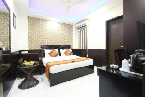 Postel nebo postele na pokoji v ubytování Hotel Hill Palace -Near Karol Bagh Metro Station