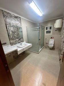 Un baño de Crystal Platinum Palace