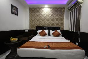 Postel nebo postele na pokoji v ubytování Hotel Hill Palace -Near Karol Bagh Metro Station
