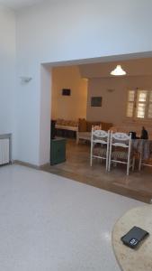un soggiorno con un divano e un tavolo di Villa meublée à Monastir wifi illimité a Monastir