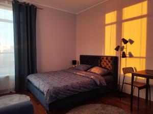 Ένα ή περισσότερα κρεβάτια σε δωμάτιο στο Solidarnosci155GuestRooms +108 φωτογραφίες