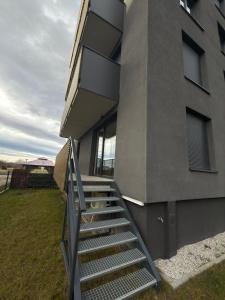 una escalera que conduce a la parte lateral de un edificio en Stylowy apartament z ogródkiem i tarasem, en Nysa 1 foto más