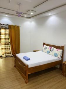 a bedroom with a bed in a room at Camara's Home in Sali Nianiaral